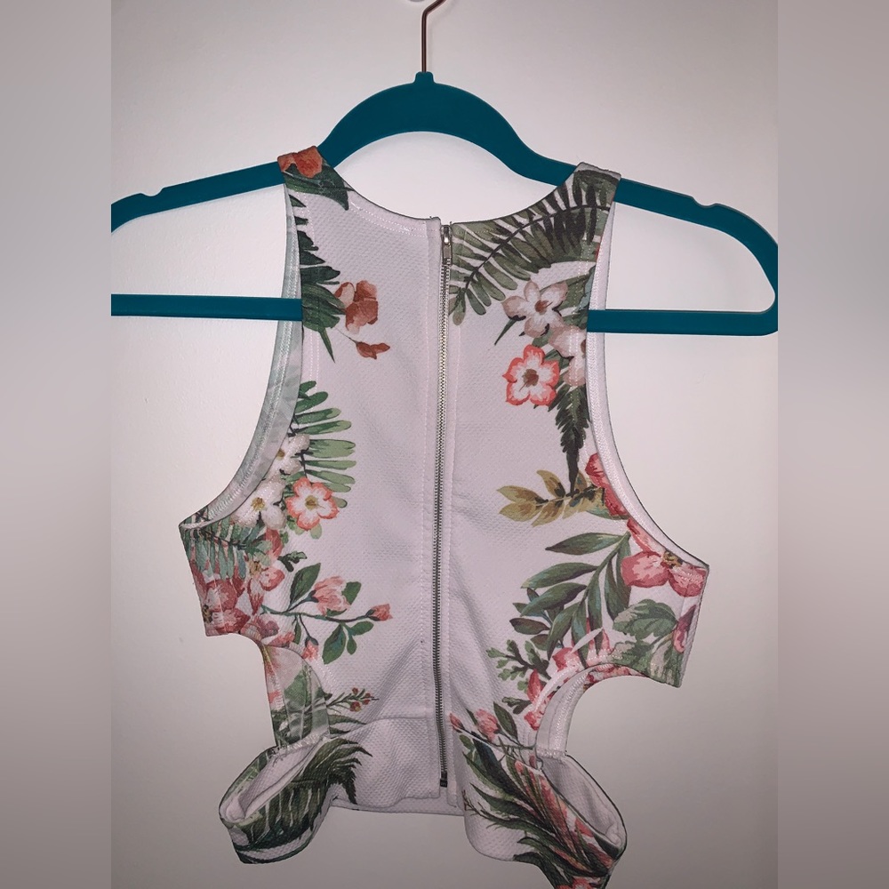 Super cute floral top with cutouts🌸 - Picture 3 of 7